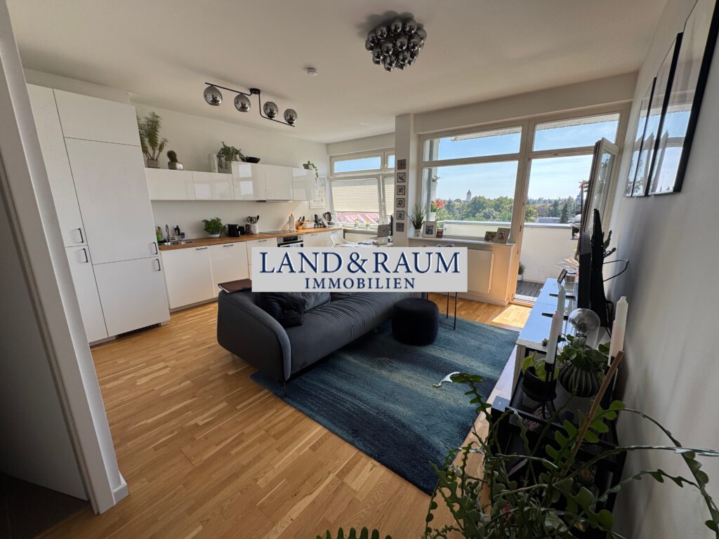 Wohnzimmer mit offener Küche